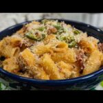 Creamy Jalapeño Popper Mac and Cheese with Crispy Bacon Topping